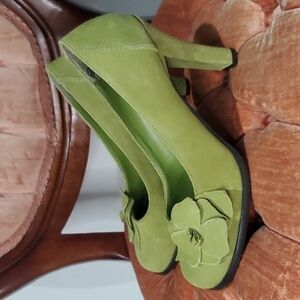 VINTAGE green Le Chateau Real leather Suede Pumps Heels with flower size 6.5